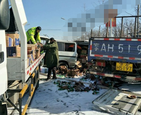 满载二锅头撞货车致2死3伤 现场一片狼藉