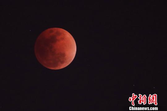 超级“蓝血”月全食如约登临夜空 简直美哭了