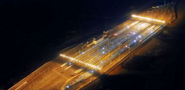 动车组晚上这样休息 犹如“陆地航母”