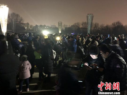 超级“蓝血”月全食如约登临夜空 简直美哭了