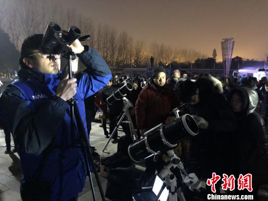 超级“蓝血”月全食如约登临夜空 简直美哭了