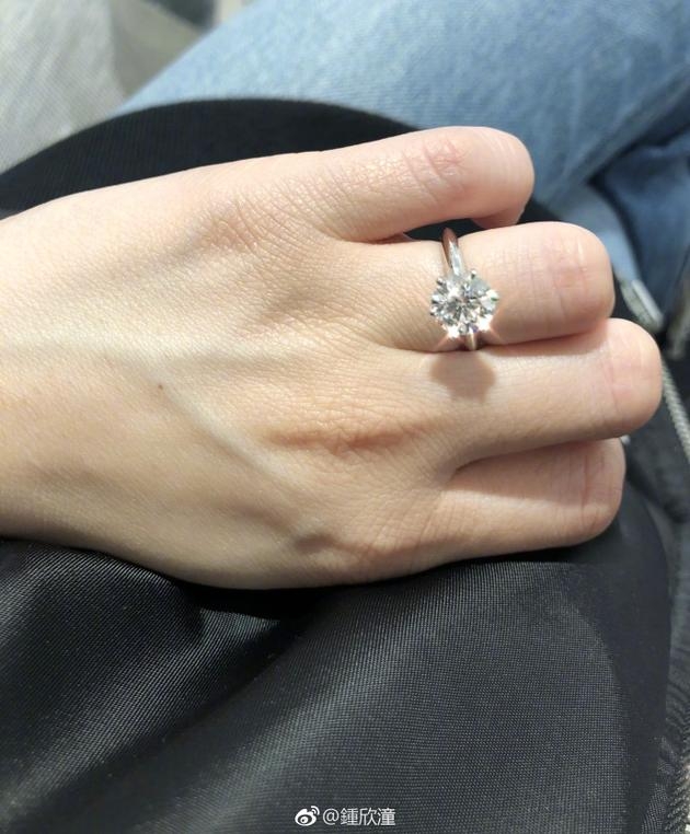 阿娇被求婚晒钻戒 曾说男友不希望她再出来工作