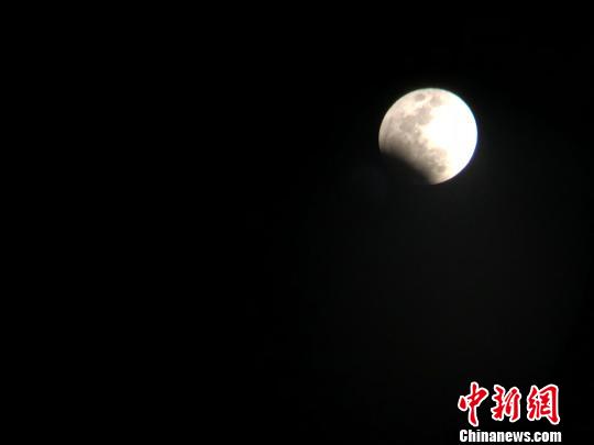 超级“蓝血”月全食如约登临夜空 简直美哭了