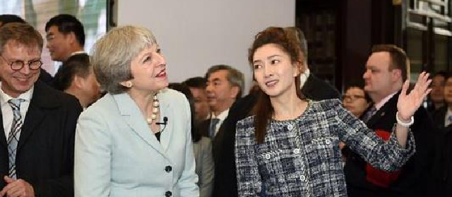 江疏影接待英国首相 用一口地道的英式口语惊艳全场