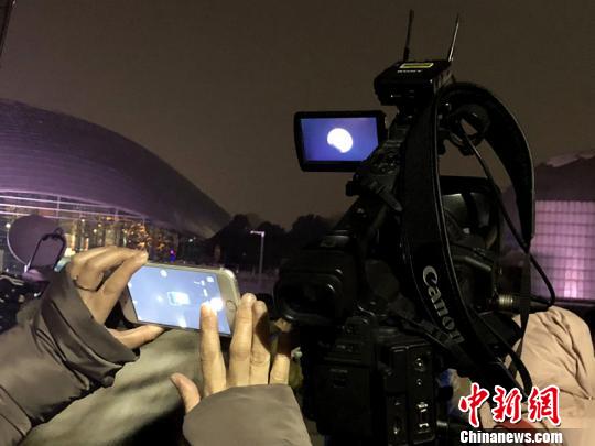 超级“蓝血”月全食如约登临夜空 简直美哭了