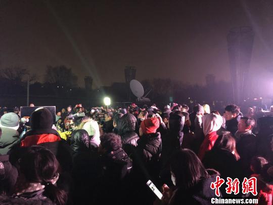 超级“蓝血”月全食如约登临夜空 简直美哭了