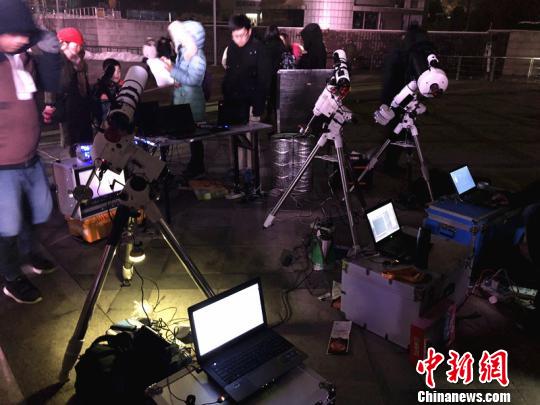 超级“蓝血”月全食如约登临夜空 简直美哭了