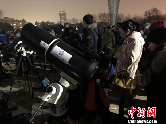 超级“蓝血”月全食如约登临夜空 简直美哭了