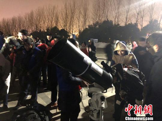 超级“蓝血”月全食如约登临夜空 简直美哭了