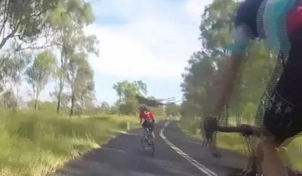 女子骑车途中天降袋鼠 右肩直接被撞脱臼