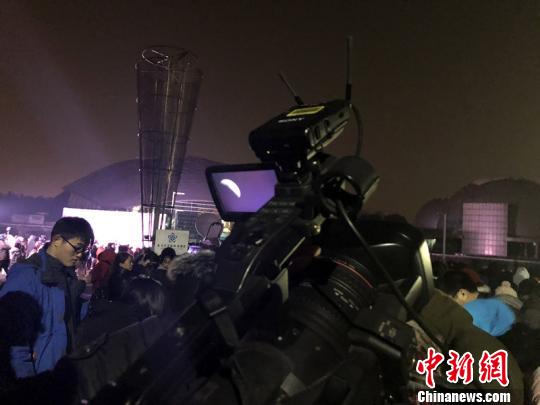 超级“蓝血”月全食如约登临夜空 简直美哭了