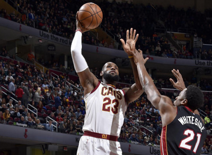 骑士险胜热火避免连败 詹皇砍24+11小刺客15中2