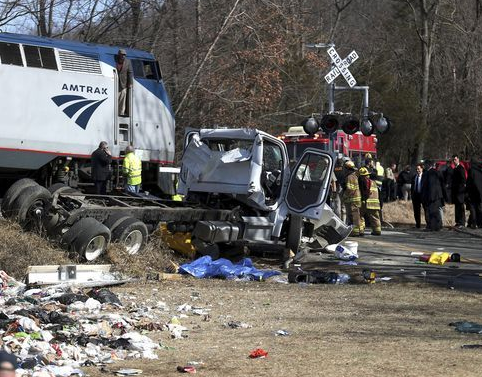 惊险! 一辆载有共和党议员专列美火车与卡车相撞!