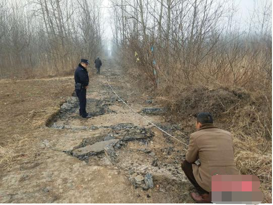 笑哭!小偷盗走水泥公路 连夜捣碎路面只为五千块