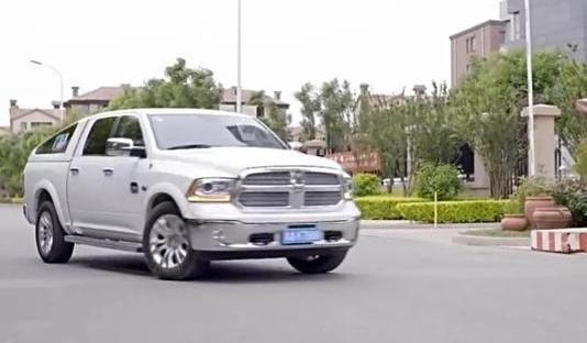潘长江开豪车上路 很多路人调侃“还以为无人驾驶呢”