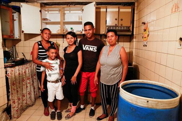 委内瑞拉为何会陷入“全面饥饿”？超80%的人每天只吃一顿饭！