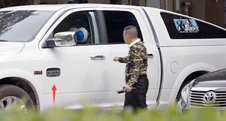 潘长江开豪车上路 很多路人调侃“还以为无人驾驶呢”