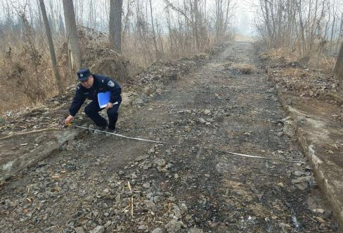 小偷盗走水泥公路 将路面挖掉卖到石料厂