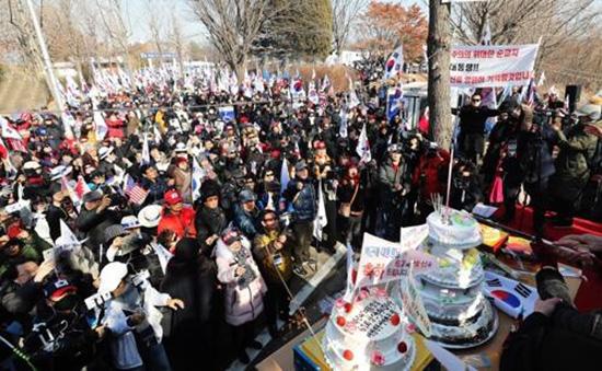 朴槿惠狱中迎生日 数百名支持者看守所为其庆生