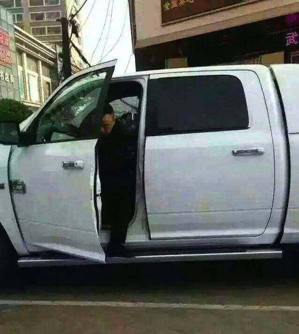 潘长江开豪车上路 很多路人调侃“还以为无人驾驶呢”