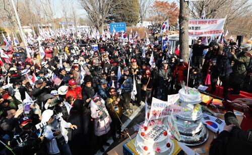 朴槿惠狱中迎第67个生日 支持者们高喊“释放无罪的朴总统”