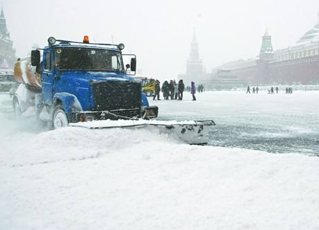 莫斯科降雪破纪录 2000多棵大树被压塌