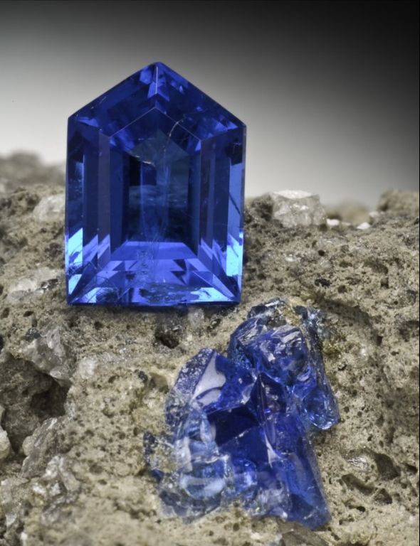 蓝方石特征_蓝方石产出_蓝方石工业价值_蓝方石收藏价值