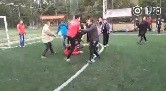 恶劣!家长群殴飞踹教练 吓坏孩子原因为何