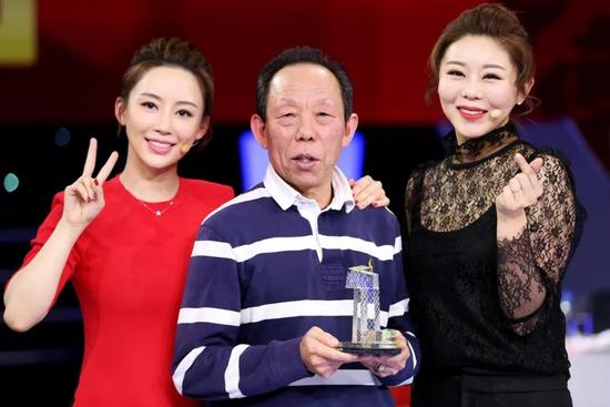 潘晓婷金佳映夺冠 潘爸惊现现场温情祝贺