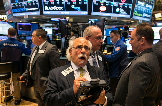 股市暴跌未带动避险 美元给予金价致命一击