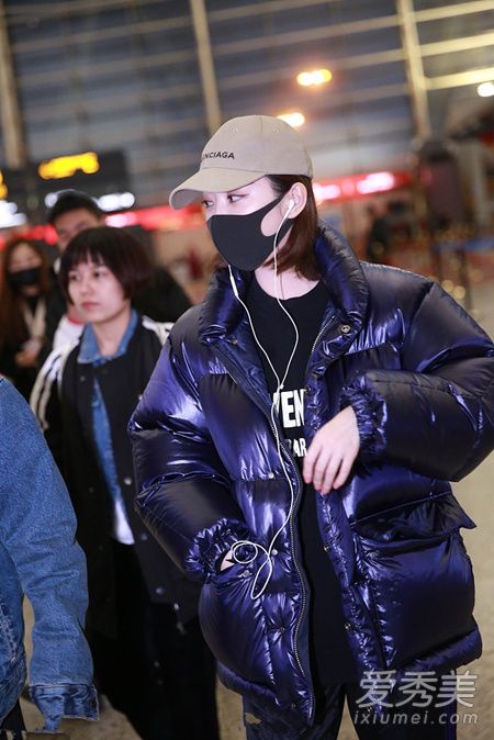 景甜穿亮紫色羽绒服现身机场 紫色羽绒服怎么搭配