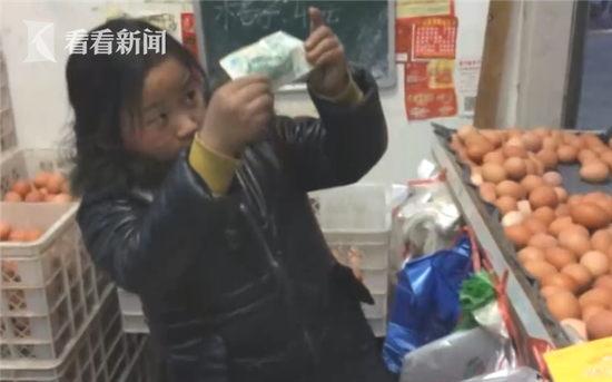 7岁女孩边看书边卖菜 称新年愿望是赚钱买房