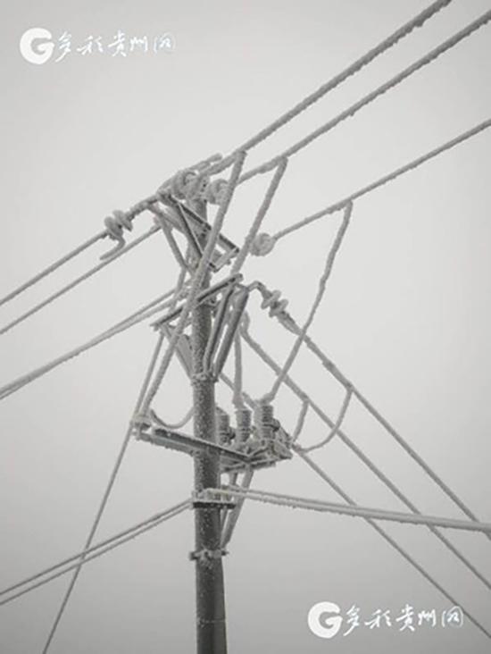 小伙爬雪山抢修基站 确保村民通讯畅通