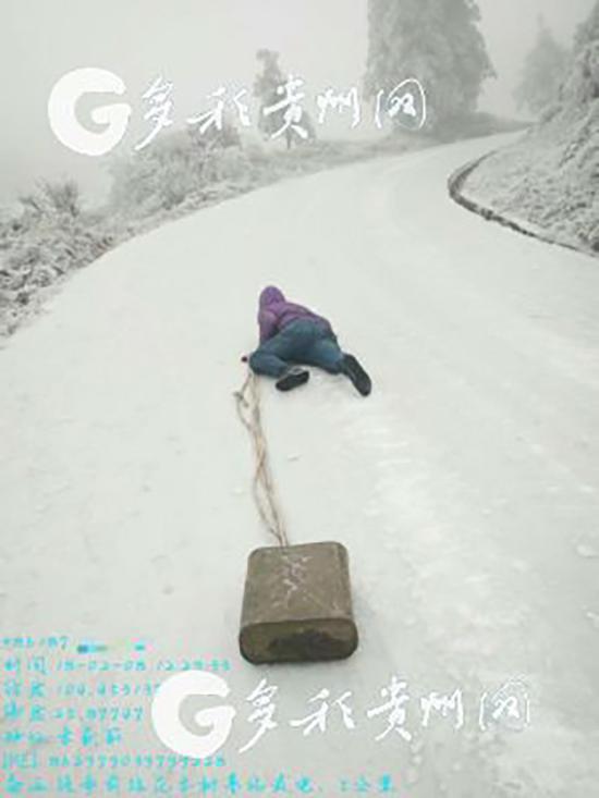 小伙爬雪山抢修基站 确保村民通讯畅通