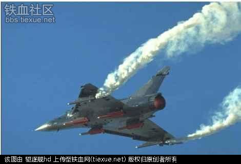 空军中将驾驶17吨战机 飞行训练中故障跳伞 2亿元战机化成灰
