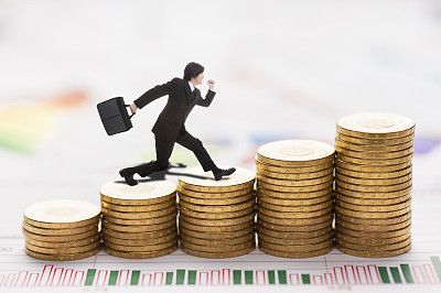 黄金不惧通胀压力 短线暴涨站稳1350