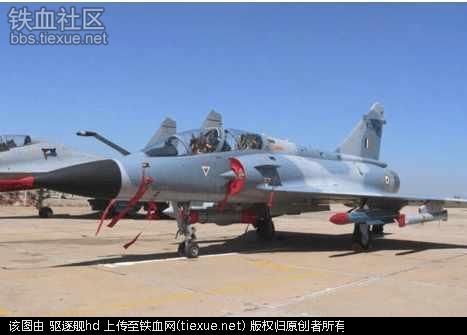 空军中将驾驶17吨战机 飞行训练中故障跳伞 2亿元战机化成灰