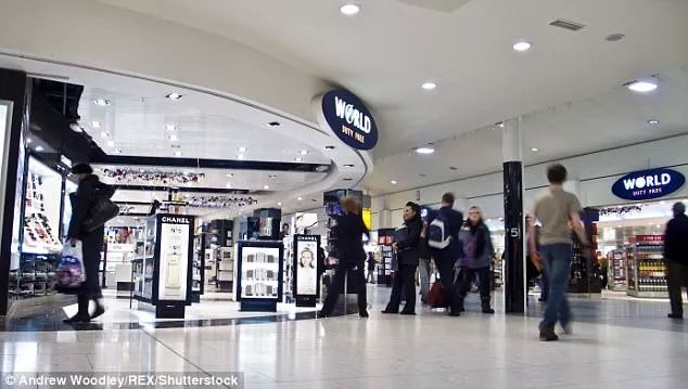 愤怒!英机场免税店道歉 发两个版本照顾中国