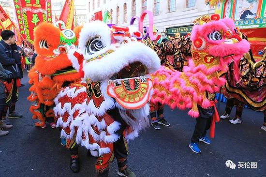 70万人挤爆女王家 到底发生什么了?