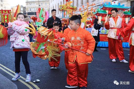 70万人挤爆女王家 到底发生什么了?