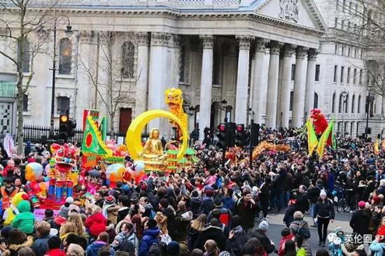 70万人挤爆女王家 到底发生什么了?