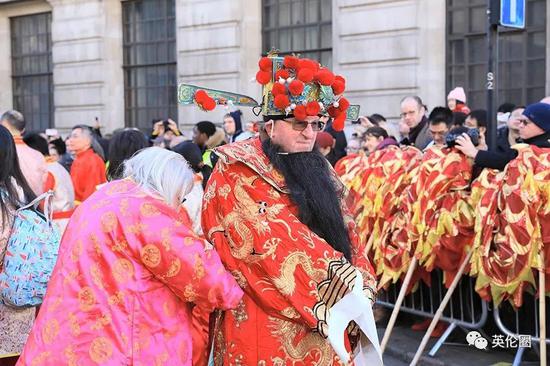 70万人挤爆女王家 到底发生什么了?