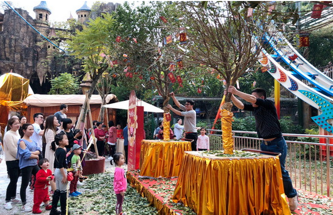 惊呆!景区摇钱树被摇断 求财迫切也得悠着点