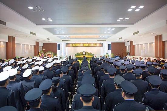 交警年初二倒在岗位上 手中还紧紧攥着对讲机