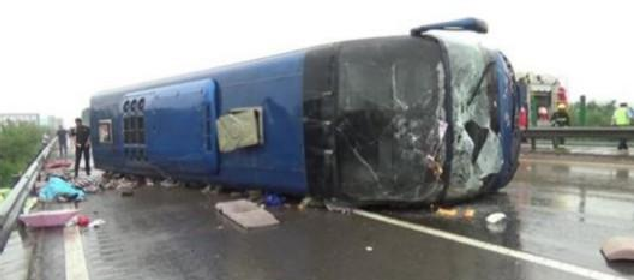 广西一辆大巴侧翻 事故造成2死7伤