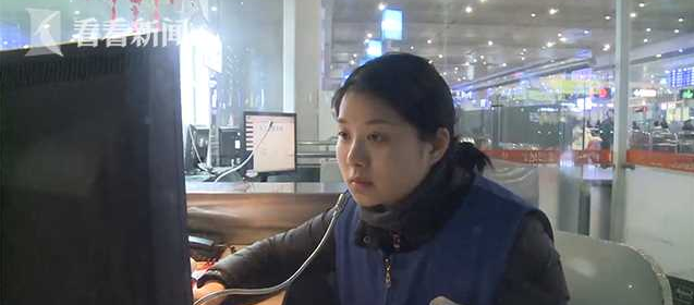 母亲借充卡见工作的女儿 简单交流却流露浓浓亲情