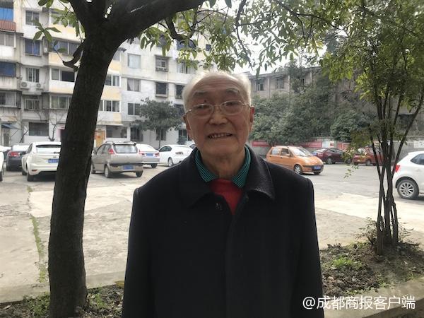 大爷义务捡烟头数年 不定期巡逻网吧劝诫未成年