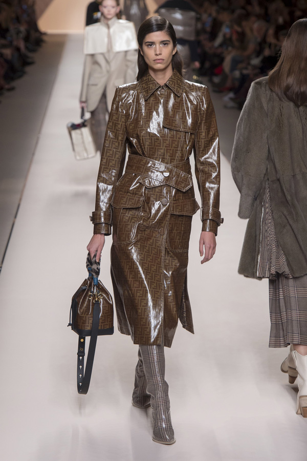 意大利奢侈品牌 fendi(芬迪)于米兰时装周发布2018秋冬系列高级成衣.