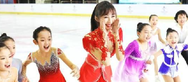李菲儿亮相北京八分钟 滑冰实力令人刮目相看