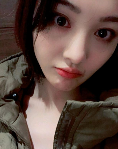 郑爽晒自拍少女感十足 还不忘招牌嘟嘴动作